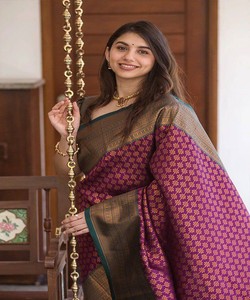 Sari Tradicional Indio de Seda, Estilo Banarasi, Color Morado y Dorado, con Borde Decorado, para Bodas, Largo hasta el Suelo, para Mujer - Product Image 2