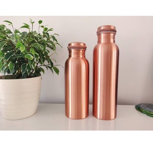 Botella de Agua Clásica de Cobre de la Mejor Calidad, Certificada Ayurvédica, Recipiente Metálico Portátil para Bebidas, para Viajes al Aire Libre, a Precio de Mayoreo - Product Image 1