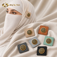 Étiquettes en cuir personnalisées OEM/ODM de l'usine Jinyi, avec logo de marque et motif, patchs carrés en cuir à coudre pour hijabs et vêtements