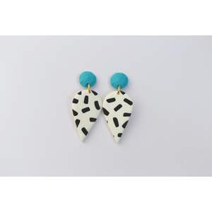 Boucles d'oreilles en résine de créateur faites à la main, finition de luxe, artisanat artistique, style moderne, accessoires de mode durables en cristal - Product Image 2