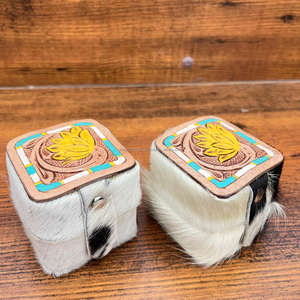 Boîte à bagues personnalisée en cuir de vachette usiné à la main Design floral élégant parfait pour les mariées et cadeau de bague de mariage de haute qualité - Product Image 4