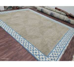 Alfombra Dhurrie de algodón neutro con borde geométrico azul, diseño y tamaño personalizados, anudada a mano, para sala de estar. - Product Image 1