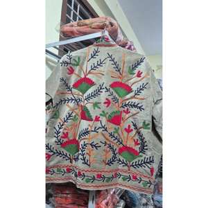 Chaqueta de Terciopelo Suzani Lavinas para Festivales, Hecha a Mano, Reversible, Floral, Vintage, Estilo Boho, Prenda Exterior de Invierno de Rajasthan, Ecológica - Product Image 5