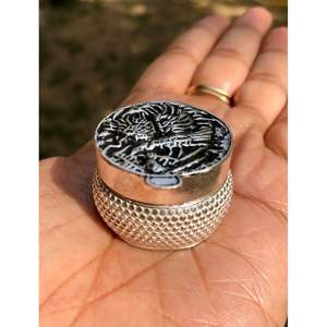 Élégante boîte à sindoor artisanale en laiton et cuivre, fabriquée en Inde - Product Image 2