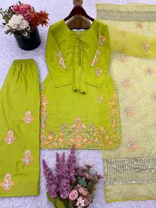 Haut élégant en crêpe de soie naturel entièrement cousu avec broderie et travail de sequins, pantalon Farshi assorti et dupatta en soie tissée - Product Image 5