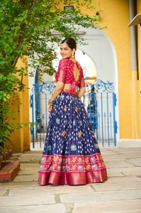 Nuevo lanzamiento: Lehenga Choli con forro jacquard y estampado Jari - Azul marino - Product Image 6