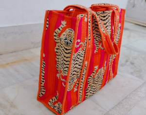 กระเป๋าโท้ทลายเสือโบฮีเมียนสีส้มพรีเมียม ขนาดใหญ่ ผ้าฝ้าย สะพายไหล่ สำหรับผู้หญิง ใช้ได้ทุกวัน ไปเที่ยวทะเล ช้อปปิ้ง หรือใช้ในชีวิตประจำวัน - Product Image 5