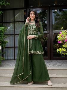 Ensemble Kurti et pantalon en rayonne brodée verte avec dupatta, tenue traditionnelle ethnique pour femme, coupe ample, longueur au sol, Inde Pakistan - Product Image 1