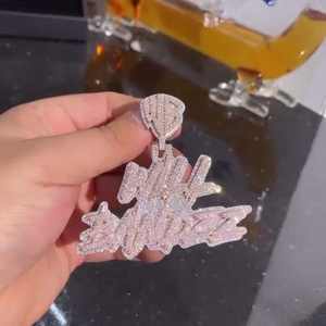 Collar Personalizable con Colgante Estilo Warner Bros. con Logotipo WB, Acabado Blanco Rosado, Nombre Bandzz, Joyería Hip Hop con Moissanita - Product Image 4