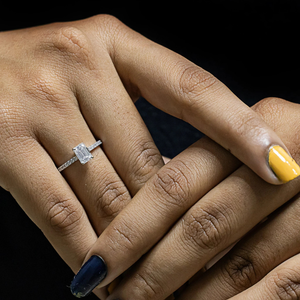 Bague de fiançailles taille émeraude pour femme, sertie de diamants pavés, à quatre griffes, bijoux de mariage, plaqué rhodium, pour soirée, fabriquée en argent 925 - Product Image 4