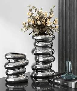 Vase en métal argenté discret pour une arrangement subtil avec une élégance minimale - Product Image 4