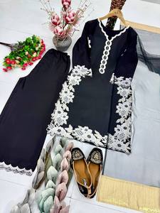 Ensemble Palazzo de Luxe en Soie Naturelle Brodé à la Main avec Perles et Moti, avec Dupatta en Tulle Doux, Entièrement Cousu, Tenue de Mariage Moderne - Product Image 5