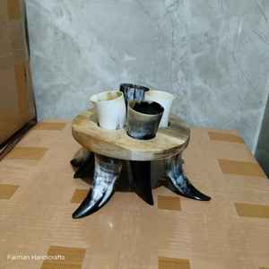 Nuevo Diseño de Lujo: Juego de 4 Cuernos Cortos para Beber con Soporte, Hechos a Mano, Estilo Vikingo, Antiderrames y Ecológicos - Product Image 1