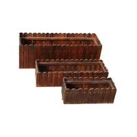 Grand bac à plantes rectangulaire en bois avec feuillage vert dense, jardinière surélevée rustique pour extérieur, aménagement paysager décoratif pour la maison