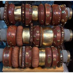 Accesorios de Moda Tradicionales para Mujer, Brazaletes de Madera Coloridos con Tachuelas Hechas a Mano para Uso Festivo, RR Enterprises India - Product Image 4