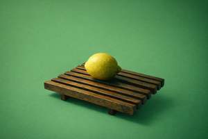 Bandeja de Servir de Madera de Acacia con Listones de 22 cm, Apta para Alimentos, Diseño Japandi Natural, Indonesia - Product Image 2