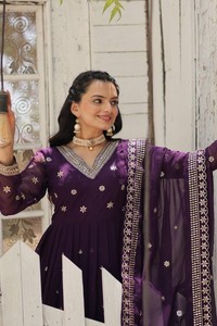 Traje Anarkali Moderno Morado de Georgette Sintético con Bordado y Lentejuelas para Fiesta, Boda, Diwali y Baile de Graduación - Product Image 3