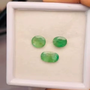 Esmeralda natural de corte ovalado, lote de 3 piedras preciosas de buena calidad con un brillo excelente y un bonito color verde, pulido perfecto para elaboración. - Product Image 3