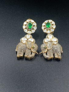ต่างหูรูปช้างชุบทองคำขาวจาก Amaira Jewels สำหรับผู้หญิง เหมาะสำหรับงานปาร์ตี้ - Product Image 4