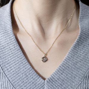 Collar solitario de diamante cultivado en laboratorio con corte Asscher de 1 quilate, claridad VVS, certificado IGI, en oro sólido de 14K, estilo geométrico minimalista VVS. - Product Image 1