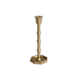 Ensemble de trois chandeliers élégants en métal doré inspirés du bambou, avec une finition texturée, pour une décoration de table de style mid-century modern. - Product Image 4