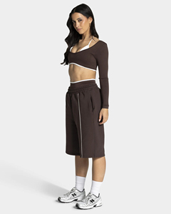 Shorts pour femmes de qualité supérieure, brodés avec logo personnalisé, shorts bermudas marron avec bordure contrastante blanche, shorts à genoux contrastants. - Product Image 1