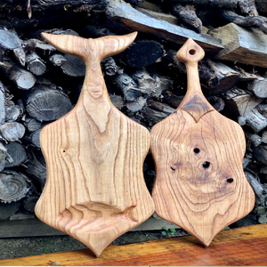 Juego de tablas de cortar artesanales de madera con silueta de ballena, disponible a precios de mayorista para un estilo rústico costero y para regalos. - Product Image 1