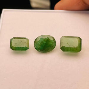 Esmeralda natural, lote de 3 piedras preciosas de buena calidad con un brillo excelente y un bonito color verde, pulido perfecto, ideal para cualquier tipo de joyería. - Product Image 1