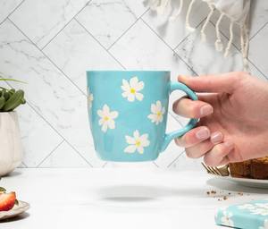 แก้วกาแฟเซรามิคลายดอกเดซี่สีฟ้า  ผิวเคลือบเงา จับถนัดมือ ทนทาน เหมาะสำหรับชา กาแฟ ของขวัญสำหรับใช้ในบ้าน - Product Image 3