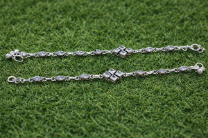 Chaîne de cheville en argent sterling 925 avec cristaux pour femme, bracelet de cheville minimaliste en forme de carré et de marquise avec diamants CZ, bijou de pied de mariée - Product Image 2