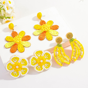 ต่างหูห้อยประดับลายปักผลไม้และดอกไม้สีเหลืองสไตล์โบฮีเมียน ต่างหูประดับลูกปัดรูปกล้วยและดอกเดซี่สำหรับผู้หญิง เครื่องประดับฤดูร้อน - Product Image 1