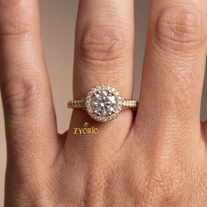 Bague de Fiançailles et de Mariage de Luxe en Or Jaune avec Diamant Taillé en Halo et Diamant de Laboratoire, Style Chevalière, Cadeau pour Femme, Bijou Fin 2.00 CT - Product Image 4