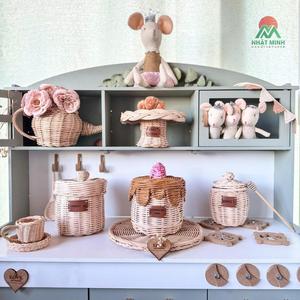 Cesta de almacenamiento de ratán tejido con tapa. Juguete modelo para niños. Contenedor de alimentos redondo minimalista hecho a mano para cocina. - Product Image 3