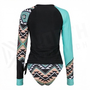 Ensemble de yoga 2 pièces imprimé papillon bleu avec finition dorée, body à col en V profond et jupe portefeuille longueur genou - Product Image 2