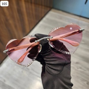 Gafas de moda con tachuelas de moissanita para mujer con forma de corazón en tonos rosas personalizadas para proveedores indios a precio mayorista - Product Image 1