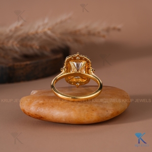 Anillo de compromiso de oro macizo con diamante de laboratorio de corte radiante y halo, estilo vintage con milgrain, joyería fina nupcial hecha a medida para mujer, regalo. - Product Image 6