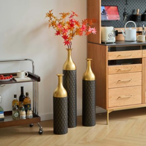 Juego de Tres Jarrones Modernos de Metal para Piso, Diseño Geométrico Negro con Detalles Dorados, para Decoración de Sala de Estar y Hogar - Product Image 5