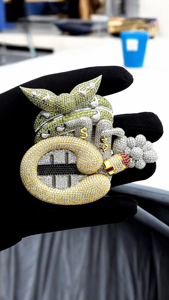 Colgante de Lujo con Diseño de Bolsa de Dinero y Diamantes de Moissanita, Estilo Hip Hop, con Bandana Verde y Símbolo de Dólar - Product Image 3