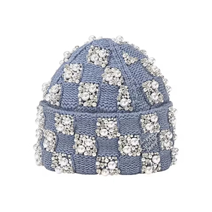 Bonnet unisexe à carreaux avec décorations en perles et strass, bleu, 56-58 cm, tricoté à la main, bonnet d'hiver pour adultes, style décontracté et élégant - Product Image 1