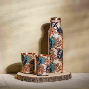 Juego de Botella y Vaso de Cobre con Estampado Tropical, Juego de Botellas de Cobre de Diseño Hechas a Mano con Estampado de Hojas y Complementos - Product Image 1
