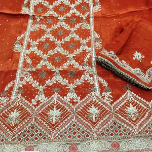 Costume de designer moderne non cousu, brodé à la main, magnifique et de qualité supérieure pour femmes, style traditionnel indien, idéal pour les fêtes. - Product Image 1