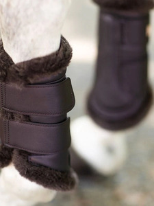 Protège-tendons pour chevaux en caoutchouc marron respirant avec doublure en mousse et sangles auto-agrippantes pour l'extérieur - Product Image 3