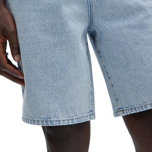 Shorts en jean bleu clair pour homme, délavage enzymatique moyen, respirant, séchage rapide, longueur genou, coupe décontractée, cinq poches, 100 % coton - Product Image 5