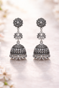 Pendientes Jhumka Florales de Plata Oxidada con Loto, Clásicos en Forma de Campana, Delicados con Cuentas de Plata, Ligeros y Cómodos - Product Image 2