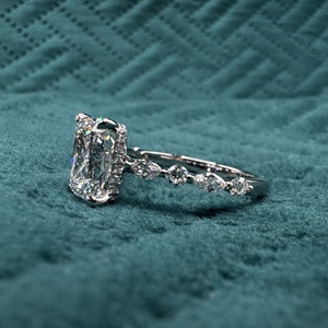 Magnífico Anillo de Diamante Radiante Cultivado en Laboratorio de 2.55 CT en Platino PT950 para Mujer - Product Image 2