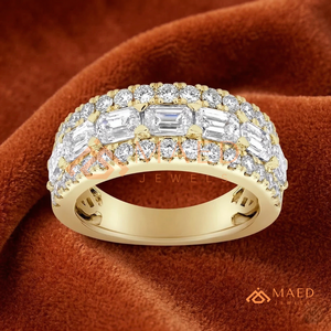 Anillo de compromiso y aniversario de moissanita con tres filas de diamantes de moissanita talla esmeralda y redondos, de lujo, dorado y brillante, para ella. - Product Image 4