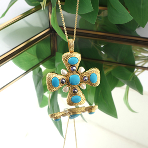 Collar con colgante de cruz con detalles en turquesa azul y circonitas moradas, con delicada perla y cadena de cable chapada en oro de 18k. - Product Image 4