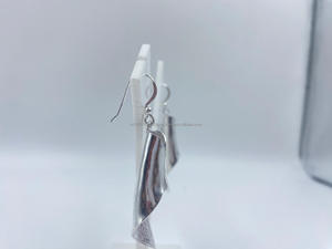 Boucles d'oreilles élégantes en argent pur blanc pour femmes Meilleur prix pour un usage quotidien et un mariage Plaqué or avec de l'or comme matériau principal - Product Image 2