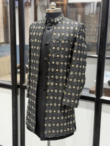 Sherwani Royal Noir de Créateur Indo-Occidental pour Hommes avec Broderie Dorée à la Main, Tenue de Marié Premium, Costume de Mariage Personnalisé - Product Image 6