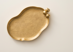 Plateau de service de luxe en métal doré, forme galet, brossé, avec accents perlés, pour centre de table de café ou décoration événementielle - Product Image 4